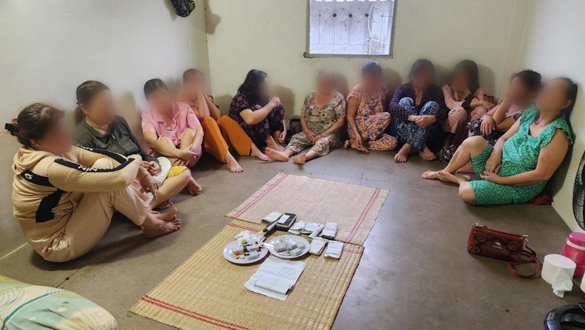 Các đối tượng và tang vật. Ảnh: Công Lý