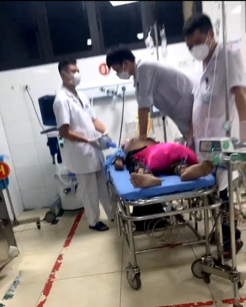 Hình ảnh các các sĩ cấp cứu người bệnh tại Bệnh viện Đa khoa tỉnh Thanh Hóa. Ảnh: Sức Khỏe & Đời Sống