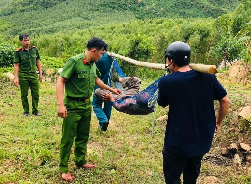 Công an xã Hòa Quang Bắc tiếp cận hiện trường. Ảnh: Công an nhân dân