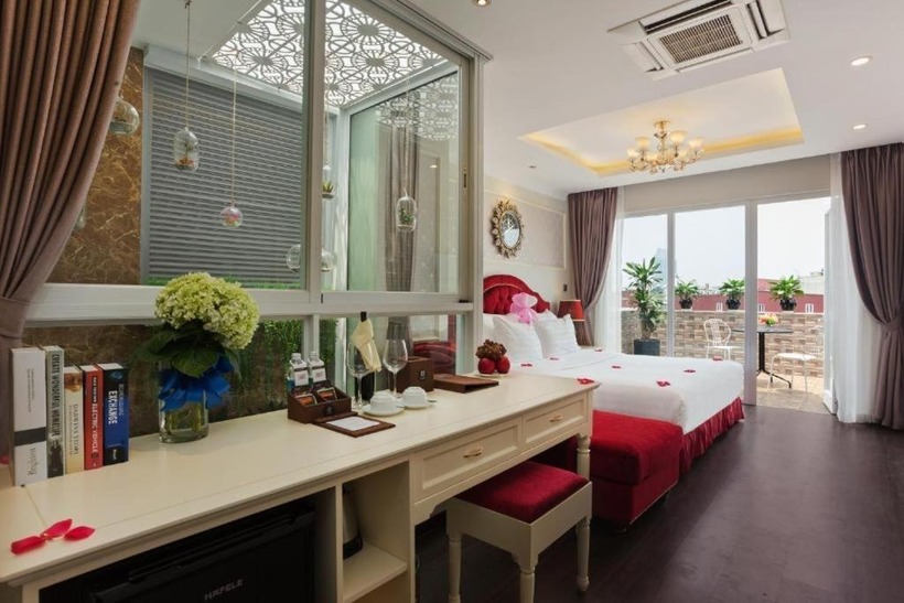 Không gian phòng ngủ tại Luxury Old Quarter Hotel