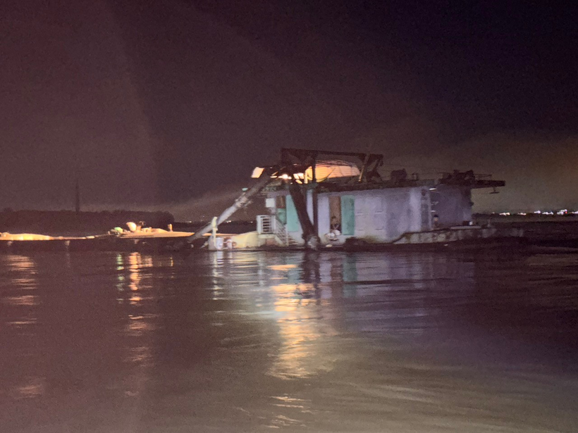 Tàu "cát tặc" bị bắt giữ. Ảnh: hanoimoi.vn