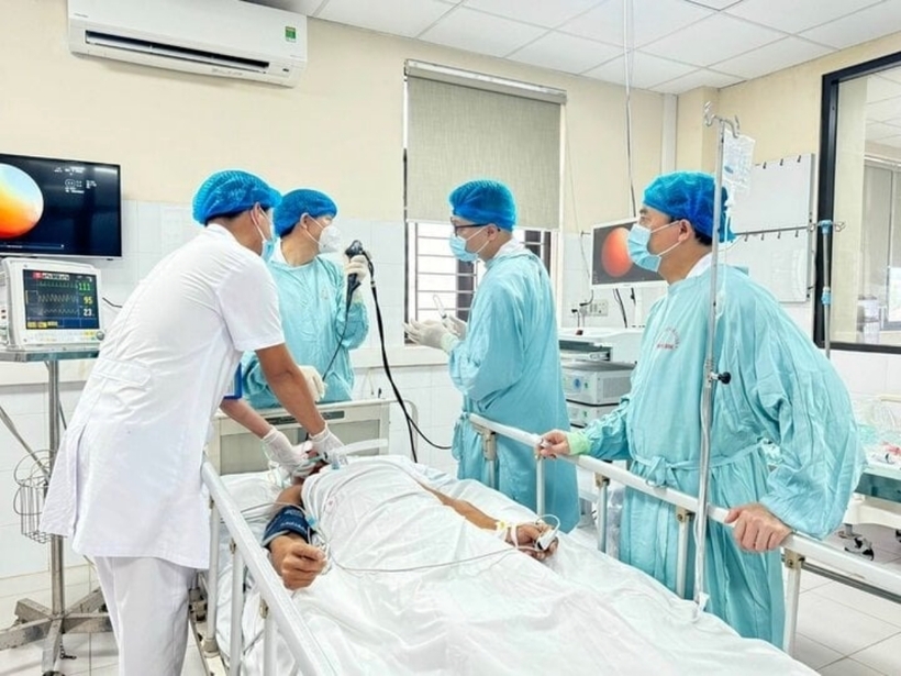 Người bệnh được nội soi phế quản để làm sạch đờm trong phổi và hầu họng. Ảnh: VTC News