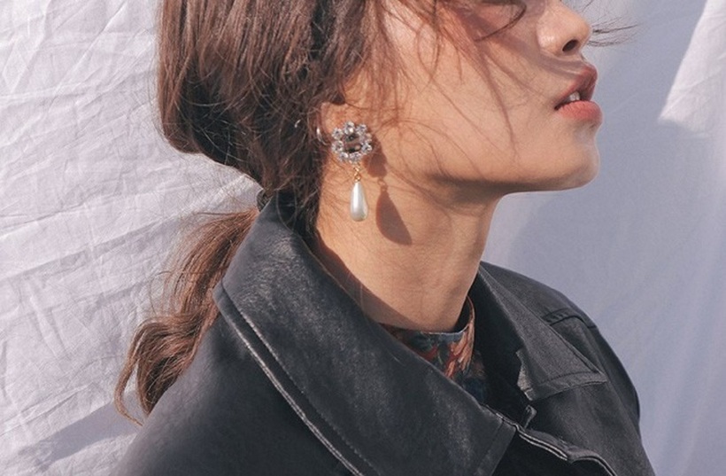 Đeo khuyên tai khi ngủ, đặc biệt là những chiếc khuyên to và nặng, có thể gây có thể làm dái tai bạn chảy sệ. Ảnh minh họa