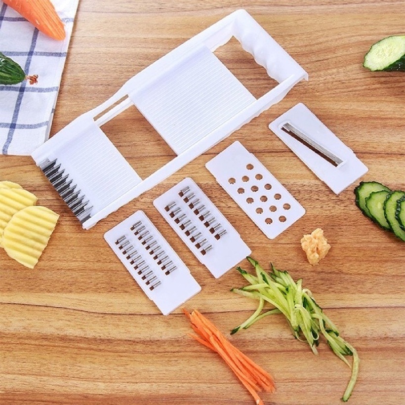 Phần lỗ nhỏ trên thân dao bào có thể giúp bạn nhanh chóng nạo sợi các loại rau củ như cà rốt, su hào, đu đủ... để làm nộm, salad hay trang trí món ăn thêm hấp dẫn. Ảnh minh họa
