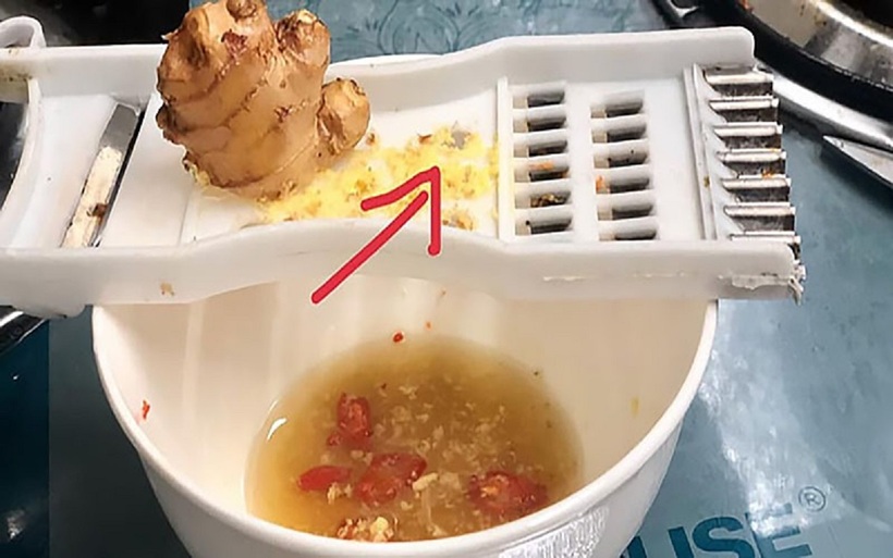 Phần răng cưa trên dao bào có thể giúp bạn bào nhuyễn gừng, tỏi hoặc các loại củ khác một cách nhanh chóng và tiện lợi, thay vì phải băm hoặc giã bằng cối. Ảnh minh họa