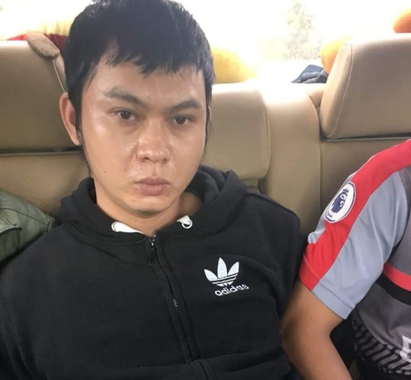 Công an di lý nghi can Vũ Ngọc Hiếu đến hiện trường, tìm thi thể nạn nhân. (Ảnh: Tuổi trẻ)