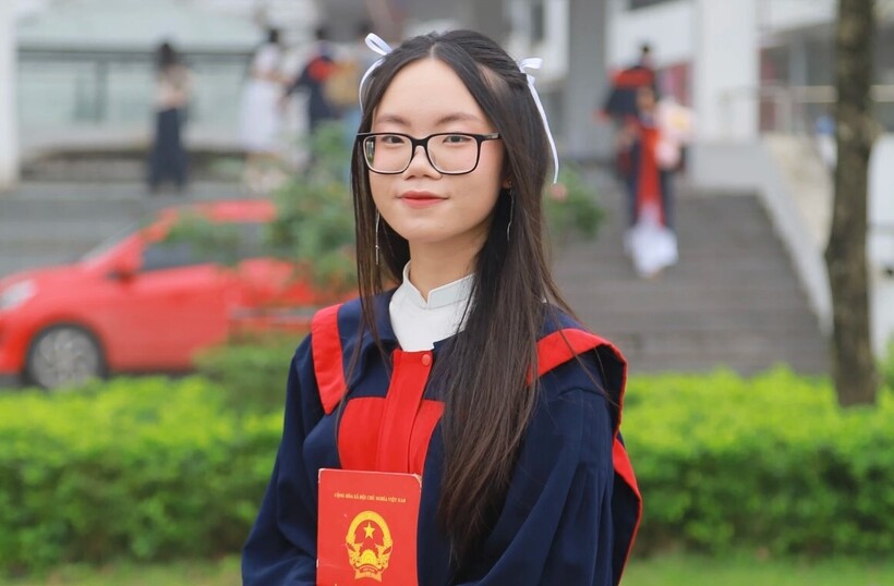 Em Đinh Thị Bích Ngọc (học sinh lớp chuyên Anh, trường THPT chuyên Lương Văn Tụy, tỉnh Ninh Bình) thủ khoa thi tốt nghiệp THPT năm 2024. Ảnh: Znews.