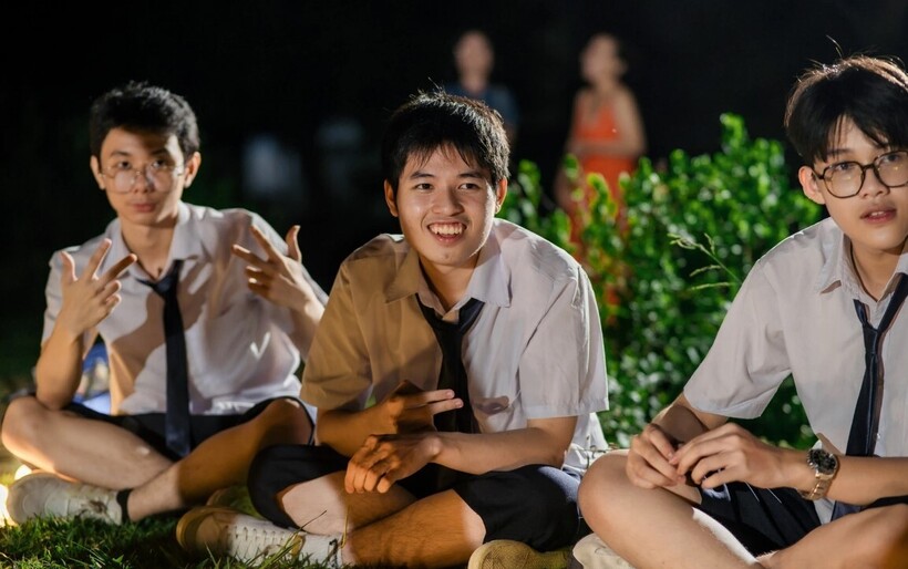 Em Nguyễn Hạo Thiên (giữa) học sinh trường Tiểu học - THCS - THPT Lê Thánh Tông (quận Tân Phú, TP.HCM) thủ khoa khối A01. Ảnh: Znews.