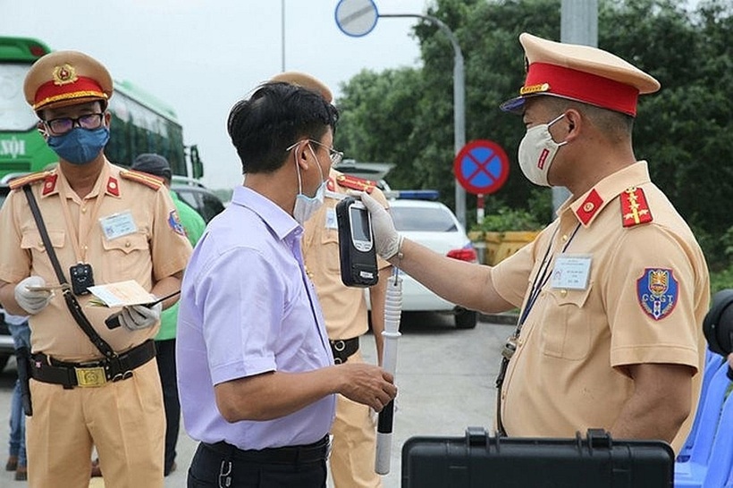 Cảnh sát giao thông có được gửi quyết định xử phạt về cơ quan?