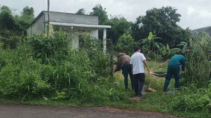 Khu vực hiện trường phát hiện người phụ nữ bị quấn chặt, bốc cháy trong nhà tắm ở Bình Phước. Ảnh: PLO