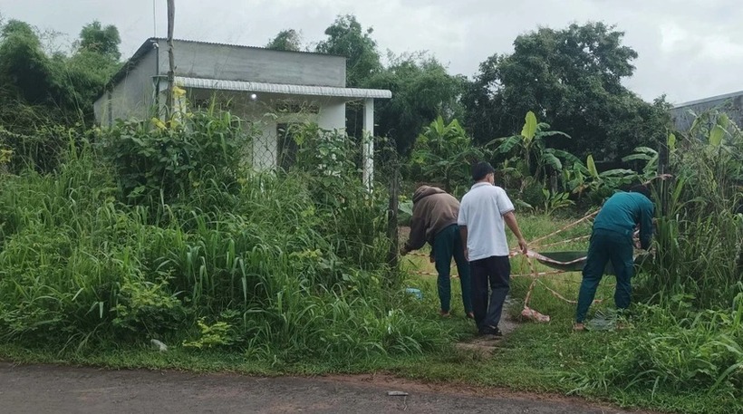 Khu vực hiện trường phát hiện người phụ nữ bị quấn chặt, bốc cháy trong nhà tắm ở Bình Phước. Ảnh: PLO