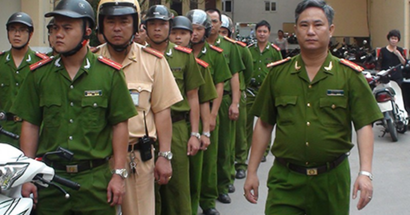 Đại tá Lê Hồng Thắng kiểm tra các chiến sĩ trước khi thực hiện nhiệm vụ.