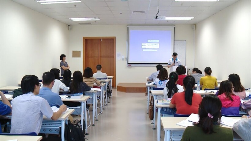 Học tại chức là một hình thức giáo dục cho phép người học vừa có thể đi làm vừa theo học các chương trình đào tạo để nâng cao kiến thức và kỹ năng chuyên môn.