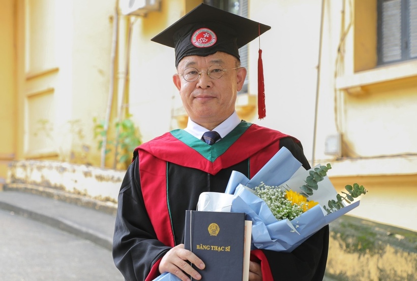 Ông Kato Mitsuru đã hoàn thành chương trình thạc sĩ khu vực học định hướng Việt Nam học sau 2 năm. (Ảnh: VietnamNet)