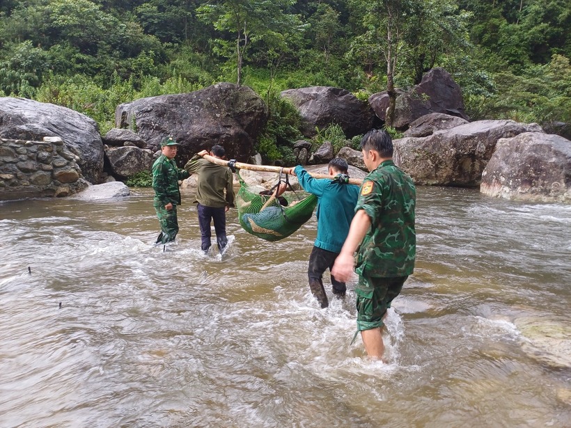 Ông Phùng Vần Phủ đã được BĐBP và chính quyền địa phương kịp thời cứu sống. (Ảnh: Giao thông)