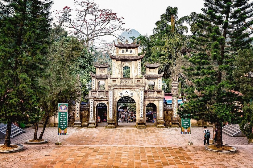 Nằm cách Hà Nội khoảng 60km, Chùa Hương là một quần thể chùa chiền nằm trong khu vực núi non hùng vĩ. Vào mùa lễ hội (từ tháng 1 đến tháng 3 âm lịch), nơi đây thu hút rất đông du khách đến tham quan và hành hương. Ảnh minh họa