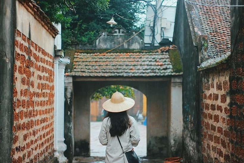 Cách Hà Nội khoảng 45km, Đường Lâm là một ngôi làng cổ kính với những ngôi nhà cổ, cổng làng, giếng làng và những con đường rợp bóng cây xanh. Bạn có thể tham quan đình làng Mông Phụ, nhà thờ Thánh Mẫu, hoặc đơn giản là đi dạo và cảm nhận không khí yên bình của làng quê.  Ảnh minh họa