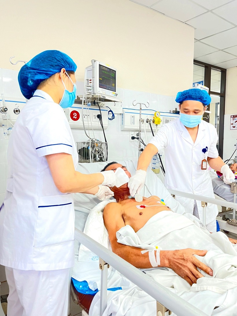 Bệnh nhân được các bác sĩ tích cực điều trị. Ảnh: BVCC