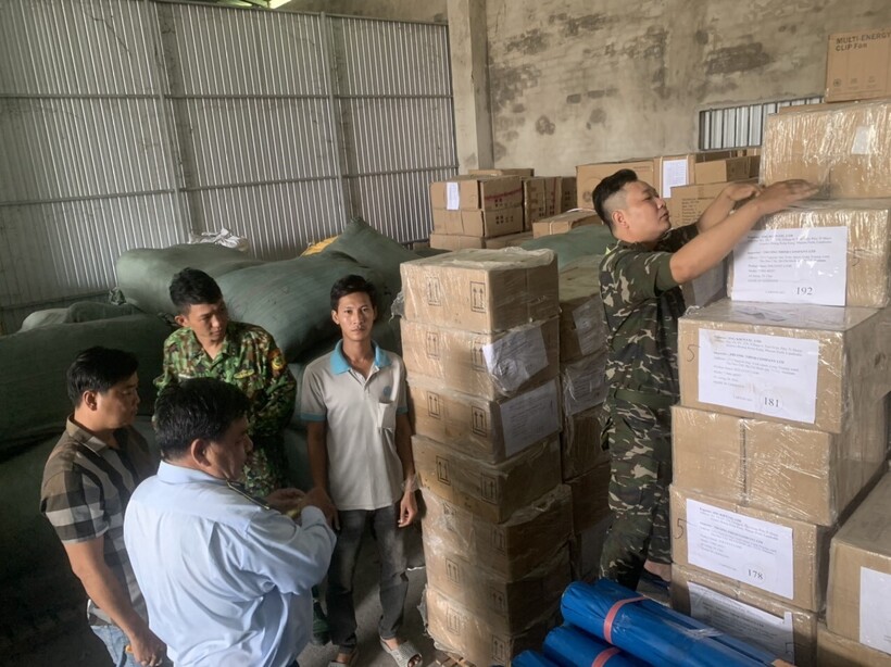 Lực lượng chức năng kiểm tra hàng hóa vi phạm.
