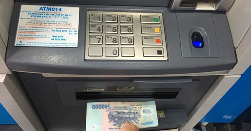 Rút tiền ở cây ATM nhưng quên không lấy tiền thì phải làm sao.