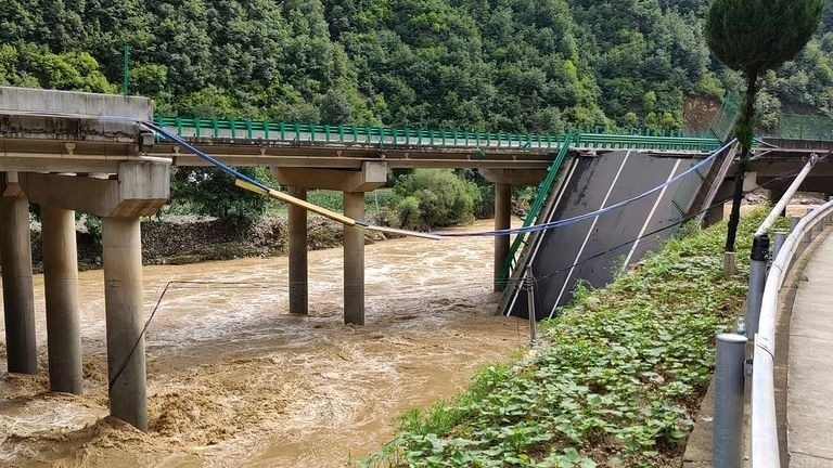 Hiện trường vụ cầu đường bộ bị sập ở Thiểm Tây (Trung Quốc). Ảnh: SkyNews