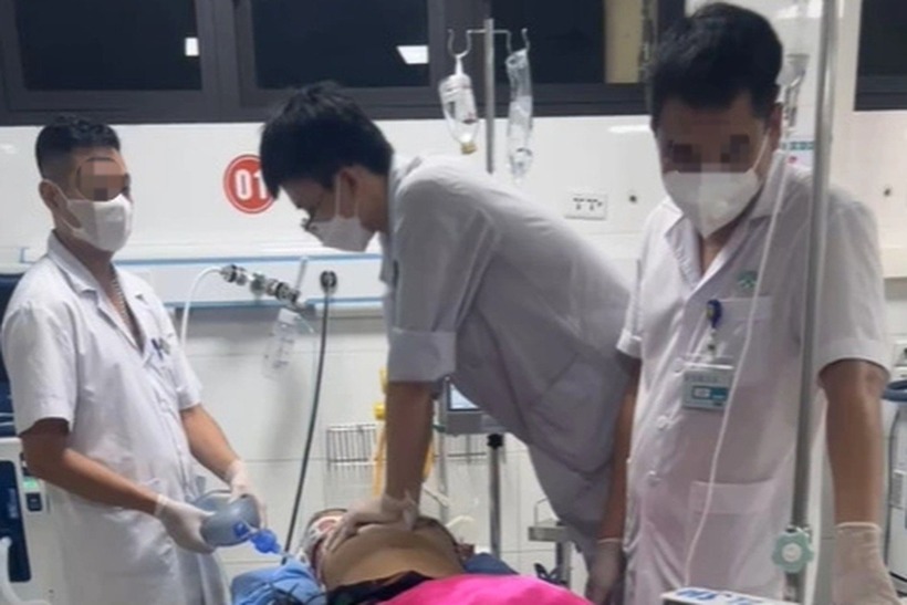 Các bác sĩ cấp cứu cho bệnh nhân tại bệnh viện. Ảnh: Dân trí
