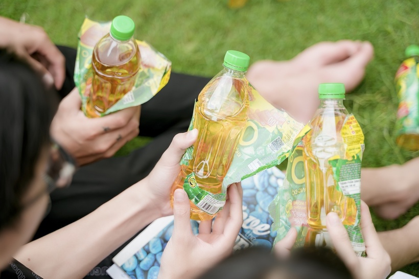 Chương trình khuyến mãi “Hè nóng thưởng nóng, giải nhiệt trúng thiệt” của Trà Xanh Không Độ đang thu hút đông đảo người tiêu dùng tham gia để săn hàng loạt các giải thưởng giá trị mỗi tuần, trong đó các giải Nhất có tổng giá trị tiền mặt lên đến 1,8 tỷ đồng.