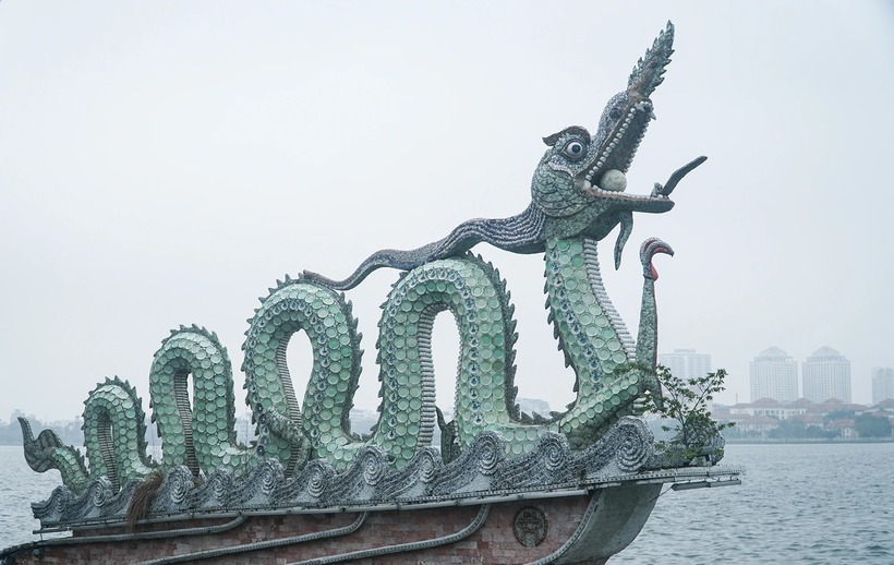 2 con rồng được chế tác từ 18 khối đá xanh Thanh Hóa nặng 250 tấn