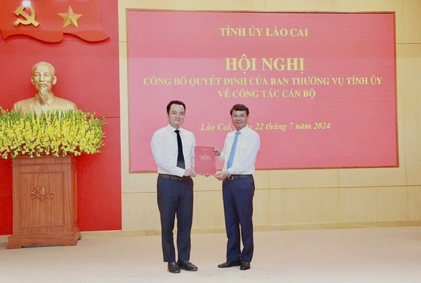 Ông Giàng Quốc Hưng (trái) được bổ nhiệm làm Trưởng Ban Nội chính Tỉnh ủy Lào Cai. Ảnh: Tiền Phong