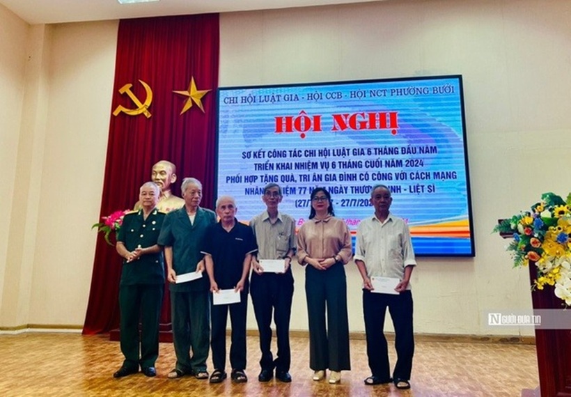 Trao quà tri ân với 10 gia đình có công với cách mạng nhân kỷ niệm 77 năm ngày thương binh liệt sĩ.