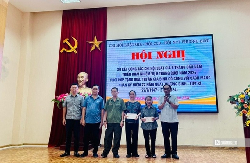 Trao quà tri ân với 10 gia đình có công với cách mạng nhân kỷ niệm 77 năm ngày thương binh liệt sĩ.