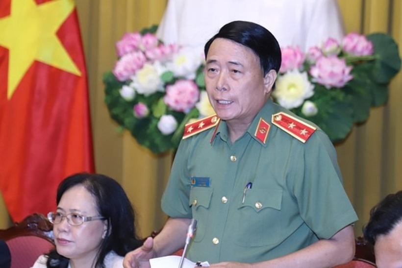 Trung tướng Lê Quốc Hùng - Thứ trưởng Bộ Công an trình bày nêu những nội dung cơ bản của Luật Trật tự an toàn giao thông đường bộ; Luật Quản lý, sử dụng vũ khí, vật liệu nổ và công cụ hỗ trợ và Luật Sửa đổi bổ sung một số điều của Luật Cảnh vệ (Ảnh: QN).