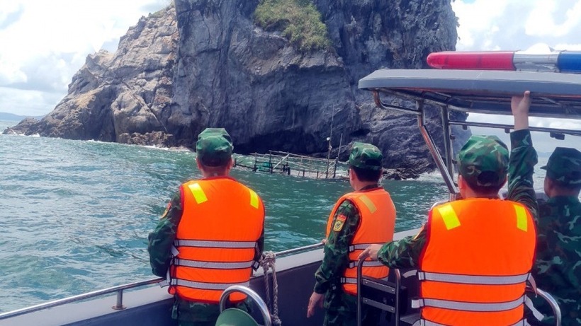 Đồn biên phòng Thanh Lân cứu sống 7 thuyền viên trên biển do sự cố đắm tàu. Ảnh: VOV