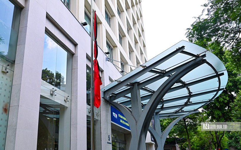 Hà Nội đồng loạt treo cờ rủ tưởng niệm Tổng Bí thư Nguyễn Phú Trọng - 10