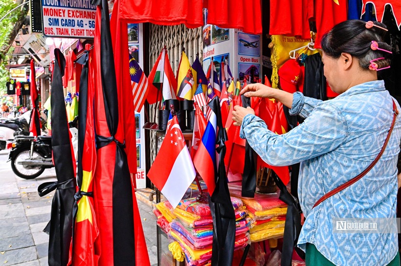 Phố Hàng Bông bày bán cờ với nhiều kích thước cùng dải băng đen phục vụ người dân tưởng niệm.