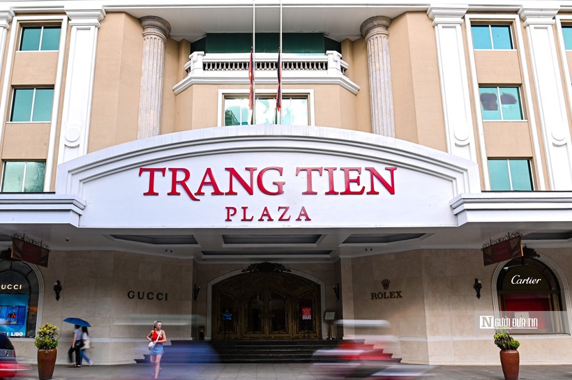 Tòa nhà Tràng Tiền Plaza đã treo lá cờ cùng dải băng đen.