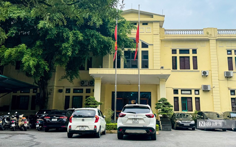 Hà Nội đồng loạt treo cờ rủ tưởng niệm Tổng Bí thư Nguyễn Phú Trọng - 5