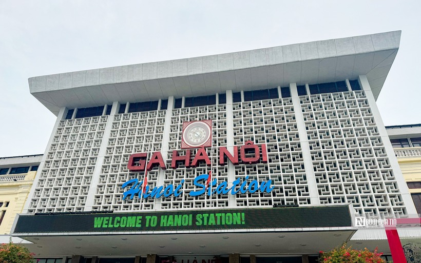 Cờ Tổ quốc được gắn dải băng đen treo tại Ga Hà Nội.