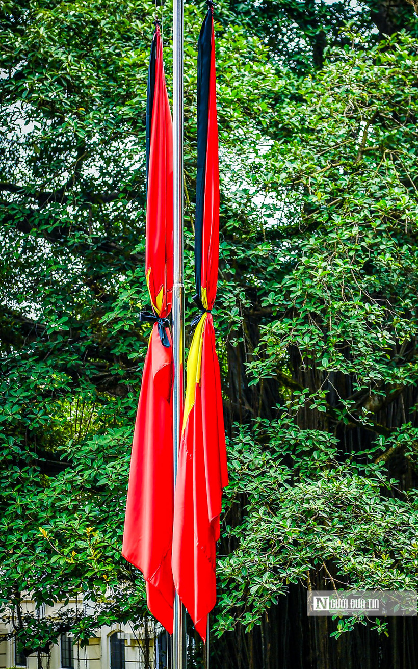 Hình ảnh lá cờ Tổ quốc cùng dải băng đen được treo tại Báo Nhân Dân sáng ngày 22/7.