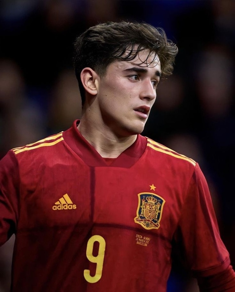 Ở tuổi 20, anh đã là một nhân tố cố định ở hàng tiền vệ của Barcelona. Theo thống kê, Gavi đã chơi 60 trận cho Barca và 12 trận cho ĐT Tây Ban Nha trong năm 2022. Số lần ra sân khủng khiếp cho thấy sự ưa thích mà HLV Xavi và HLV Luis Enrique dành cho Gavi.