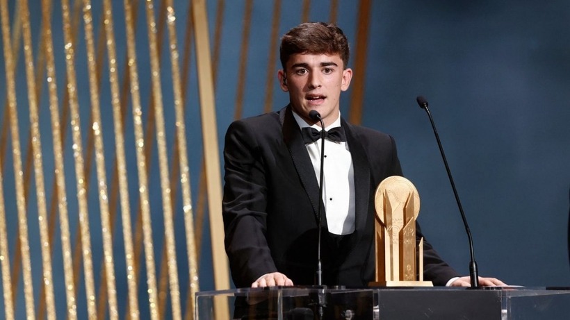 Trước khi Gavi ẵm giải thưởng Cầu thủ U21 xuất sắc nhất châu Âu - Kopa Trophy, Barca đã trói chân tiền vệ này với bản hợp đồng dài hạn tới năm 2026, kèm theo điều khoản giải phóng lên tới 1 tỷ Euro.