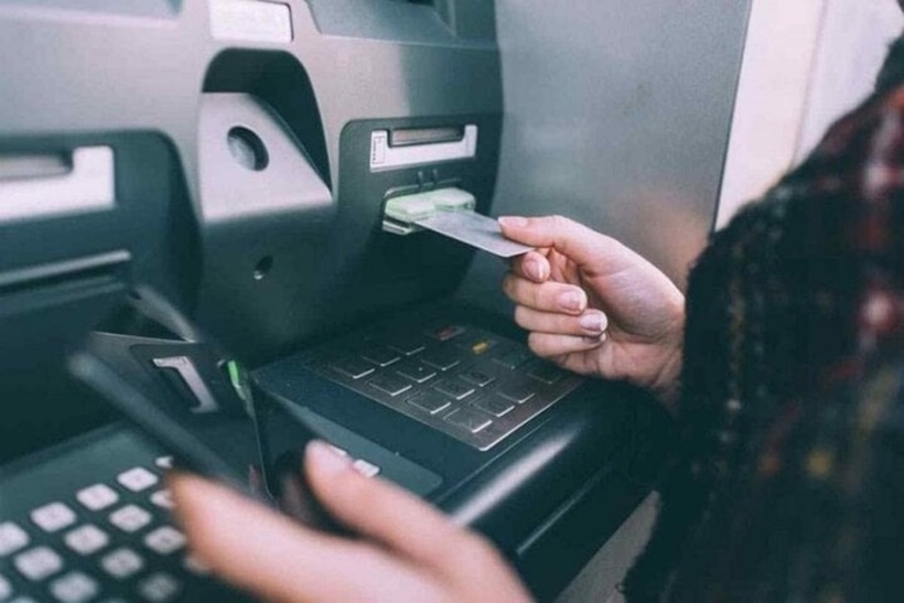 Rút tiền (500.000 đồng) ở ATM bị rách phải làm sao, có đổi được không? Ảnh minh họa