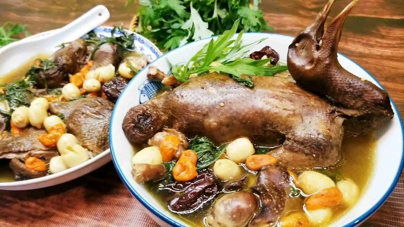 Thịt chim bồ câu bổ hơn hay thịt gà bổ hơn? Ảnh minh họa