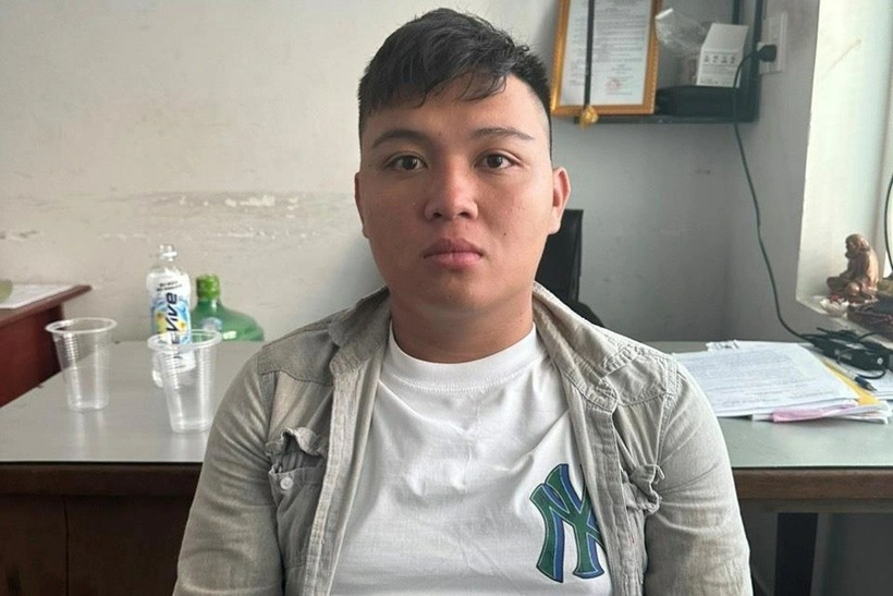 Nghi can Lý Hoàng ra đầu thú tại Công an quận Thanh Khê. (Ảnh: Công an Đà Nẵng)