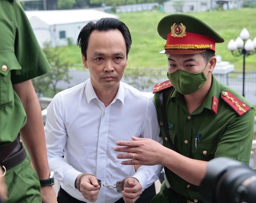 Ông Quyết diện sơ mi trắng đến tòa. Ông bị cáo buộc lừa đảo chiếm đoạt tài sản hơn 3.600 tỷ đồng qua việc bán cổ phiếu của Công ty Faros và thao túng thị trường chứng khoán đối với 5 mã cổ phiếu thu lời bất chính hơn 700 tỷ đồng.