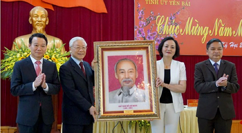 Tổng Bí thư, Chủ tịch nước Nguyễn Phú Trọng tặng Đảng bộ, chính quyền và nhân dân các dân tộc tỉnh Yên Bái bức chân dung Chủ tịch Hồ Chí Minh tại buổi làm việc với Tỉnh ủy Yên Bái về kết quả 3 năm thực hiện Nghị quyết Đại hội XVIII Đảng bộ tỉnh và công tác chăm lo Tết Nguyên đán Kỷ Hợi năm 2019 cho nhân dân.