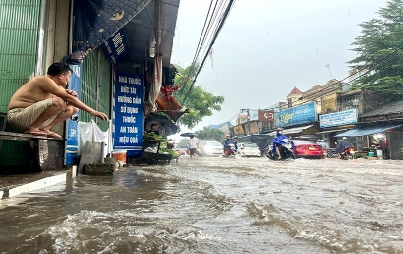 Nước mấp mé nhà dân ở QL6.