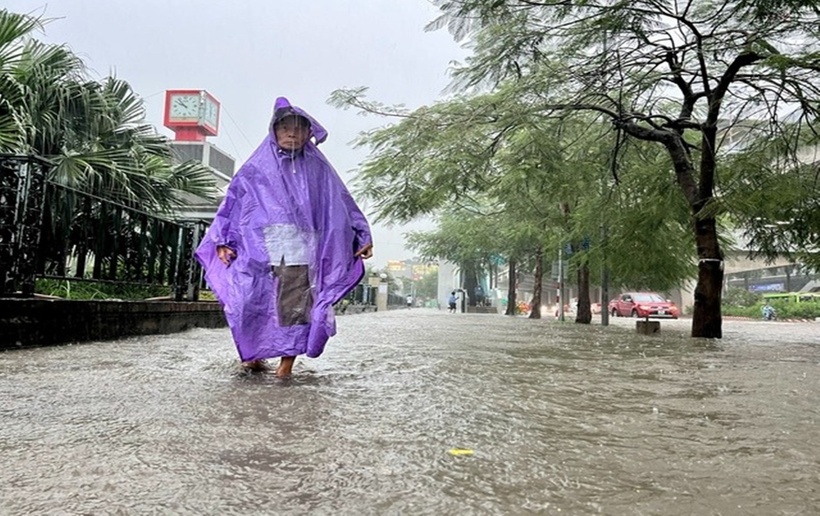 Khu vực QL6, đoạn đi qua địa bàn P.Yên Nghĩa ngập kéo dài hàng trăm mét.