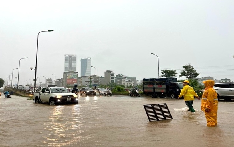 Ngập lụt ở đường Tố Hữu kéo dài, lực lượng chức năng chắn rác chảy vào cống thoát nước