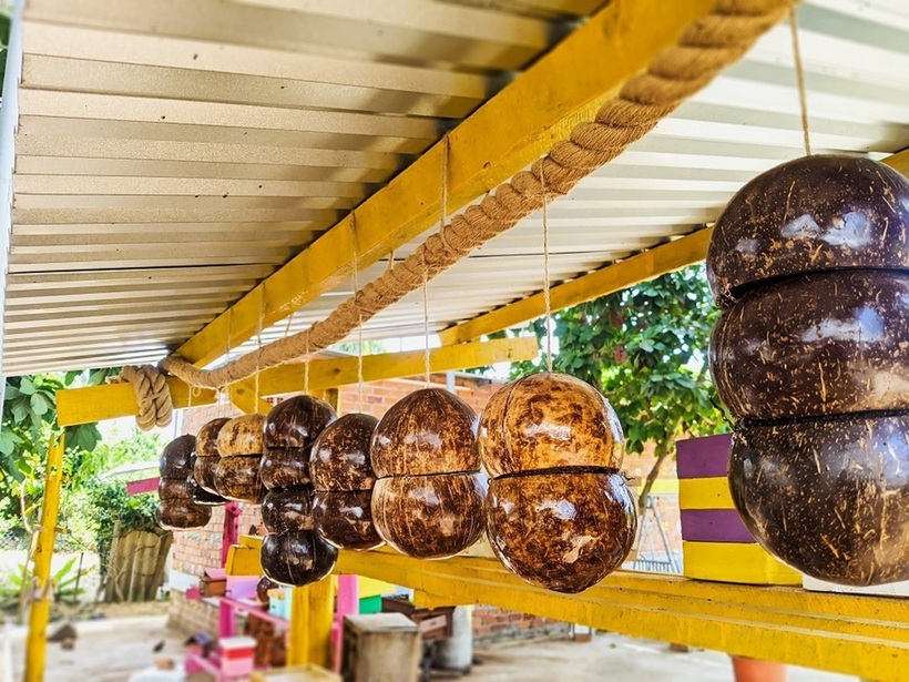 Các tổ ong dú được nuôi ngoài vườn nhà. Ảnh: VietNamnet